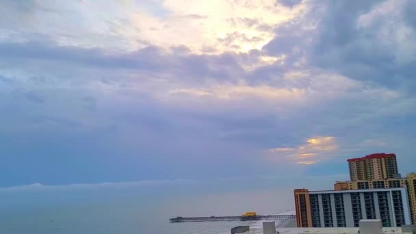 Атлантический океан облаков над пляжем с вершинами солнечного пирса. — стоковое видео