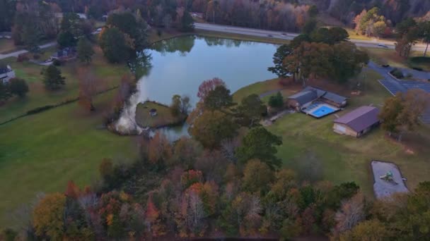 Drone vista aérea mosca a dos lagos pequeños caen bonitos colores riverdale ga — Vídeos de Stock