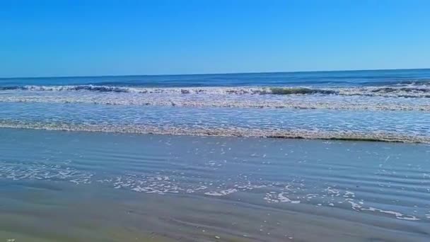 Ocean Beach View blauer Himmel Wasserwellen, die auf den Sand krachen — Stockvideo