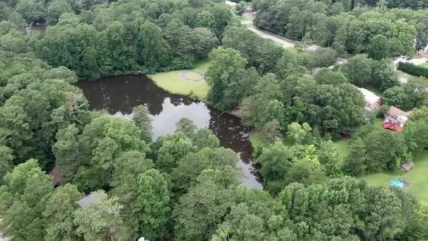 Aereo drone tirare via dal lago marrone estate tempo con alberi verdi quartiere — Video Stock