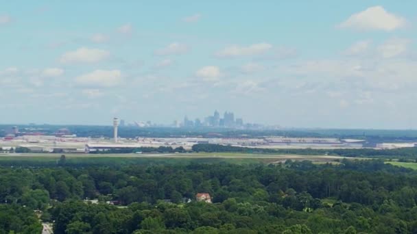 Close-up weg te trekken van een grote luchthaven met de stad op de achtergrond — Stockvideo