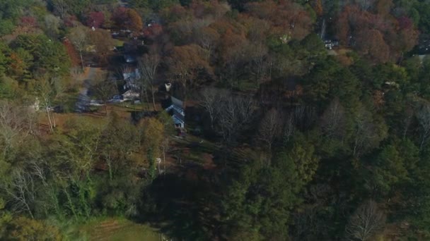 Top down fly over wooded aera com casa esparsa — Vídeo de Stock