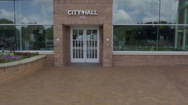 Odstraňte pohled z architektonické budovy radnice se spoustou skla — Stock video