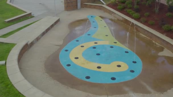 Cirkel pan rechts naar links van water fontein schieten water — Stockvideo