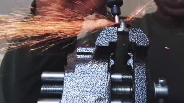 Kıvılcımlar uçuşurken cıvata kesmek. Öğütücü kesme aracı. Dremel Yüksek kalite 4K görüntü