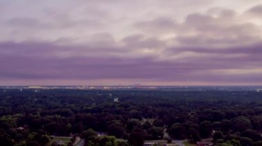 Atlanta 'ya Uçan Hava Hızı Gündoğumu Çok Bulutlu. Arka planda havaalanı olan DJI Air 2S İHA 'sı Atlanta Ga.' ya uçuyor. Yüksek kalite 4k görüntü