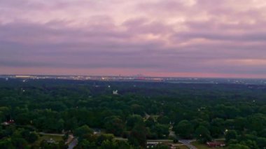 Atlanta 'ya Uçan Hava Hızı Gündoğumu Çok Bulutlu. Arka planda havaalanı olan DJI Air 2S İHA 'sı Atlanta Ga.' ya uçuyor. Yüksek kalite 4k görüntü