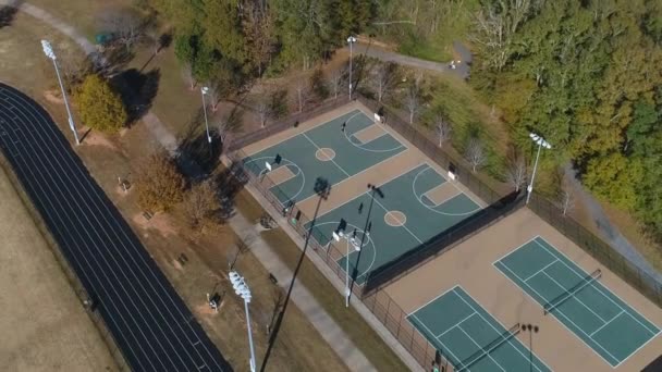 Aerial View Circle Basketball Court Mensen Spelen Bal Neergeschoten Met — Stockvideo