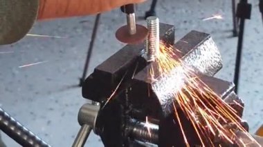 Slow Motion Top View Dremel Aracı ile Metal Bolt Kesiyor. Ryobi yüksek hızlı dönme aleti ile kes. Yüksek kalite 4k görüntü