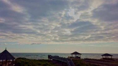 Okyanusun Üzerindeki Fırtına Bulutlarının Zaman Akımı Dalgaların Yüksek Kaliteli 4K görüntüsüyle