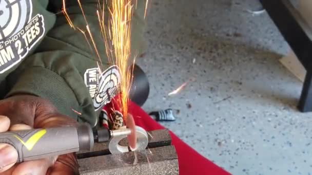 Top View Cutting Metal Washer Dremel Tool Engelsk Kutt Med – stockvideo