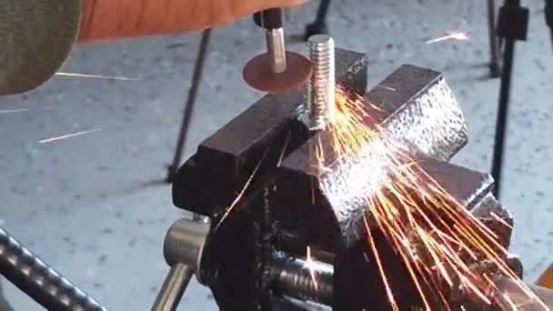 Slow Motion Top View Cutting Metal Bolt Dremel Tool Dalam — Stok Video