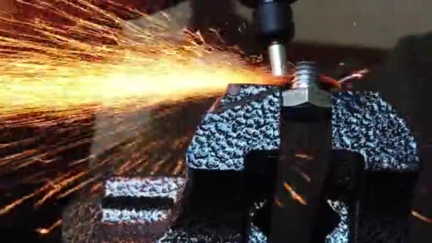 Üst Manzara Dremel Aracı Ile Bir Metal Cıvatayı Kesiyor Ryobi — Stok video