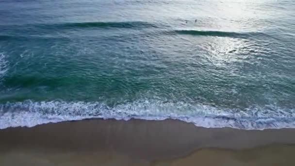 Ocean Aerial Drone View Fliegt Über Die Küste Und Folgt — Stockvideo