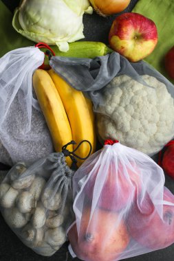 Ürünleri kendi ambalajından alıyorsun. Meyve, sebze ve toplu ürünler için yeniden kullanılabilir kumaş torbaları. Sıfır atık.
