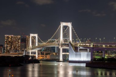 Odaiba 'da gökkuşağı köprüsü, arka planda Tokyo şehir ışıkları