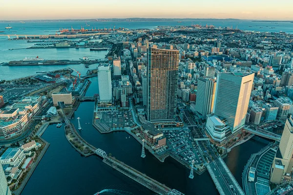 Yokohama şehri manzarası, Minato Mirai, günbatımı, Cosmo Word ve dönme dolap.