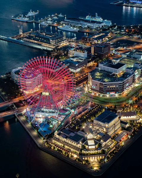 Yokohama şehri manzarası, Minato Mirai, günbatımı, Cosmo Word ve dönme dolap.