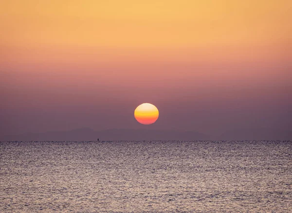 Zonsopgang Het Strand Met Kalme Zee — Stockfoto