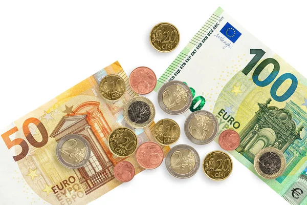Viisikymmentä Sata Euron Seteli Jossa Kolikot Ovat Valkoisella Pohjalla — kuvapankkivalokuva