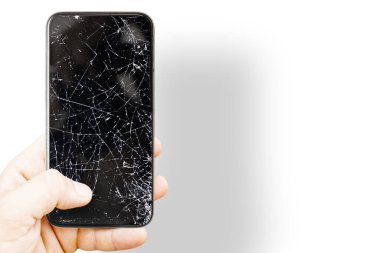 Bozuk ekranlı siyah cep telefonu. Elinde çatlak bir akıllı telefon.
