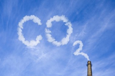 Fabrika bacasından çıkan dumanla hava kirliliği. Ekolojik sorunlar. CO2 ve sera gazı emisyonları