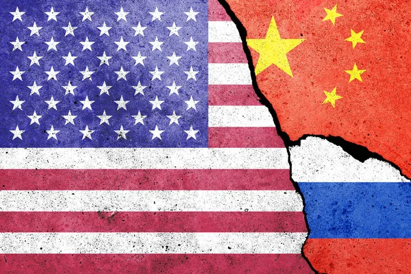 Beton Duvarda Amerika Birleşik Devletleri Çin Rusya Bayrakları — Stok fotoğraf