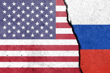 Beton duvara Amerika Birleşik Devletleri ve Rusya bayrakları