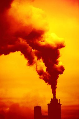 Fabrika bacasından çıkan dumandan kaynaklanan hava kirliliği