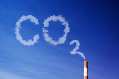 Fabrika bacasından çıkan dumanla hava kirliliği. Ekolojik sorunlar. CO2 ve sera gazı emisyonları