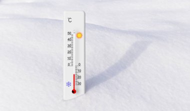 Karda beyaz santigrat termometresi. Çevre sıcaklığı eksi 13 derece