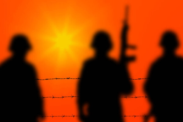 Силуэты солдат на красном фоне неба с желтым солнцем. Концепция войны