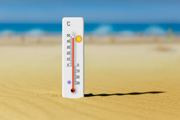 Zeekust Warme Zomerdag Thermometer Het Zand Toont Graden — Stockfoto