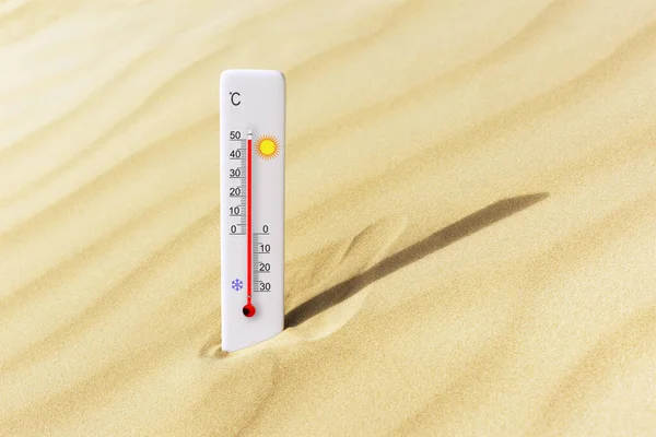 暑い夏の日 砂の中の摂氏スケール温度計 周囲温度 50度 — ストック写真