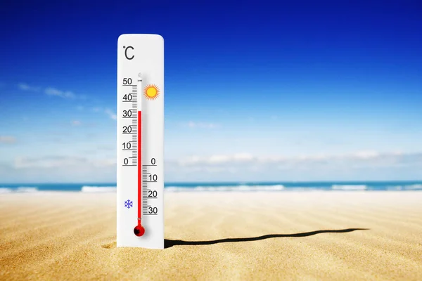 Giornata Estiva Calda Termometro Scala Celsius Nella Sabbia Temperatura Ambiente — Foto Stock