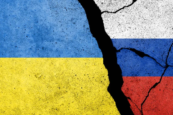 Beton bir duvarda Ukrayna bayrağı ve Ukraynalı askerler. Rus askeri saldırısı