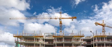 Modern bir iş merkezi inşaatı. Yeni bir binanın inşaatında sarı vinç