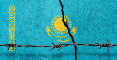 Beton bir duvara Kazakistan bayrağı boyanmış. Devrim kavramı