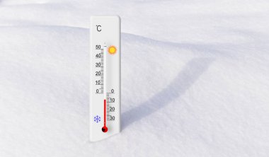 Karda beyaz santigrat termometresi. Çevre sıcaklığı eksi 7 derece