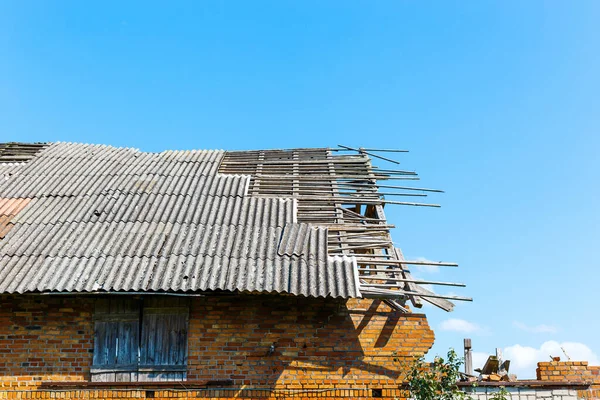 Çatı Malzemesi Asbest Lifiyle Kaplanmış Eski Çok Tehlikeli Asbest Çatı — Stok fotoğraf