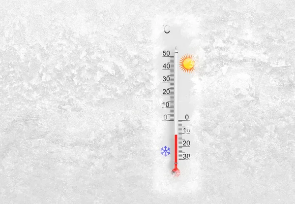 Venkovní Teploměr Zamrzlém Okně Ukazuje Stupňů Celsia Chladném Zimním Dni — Stock fotografie