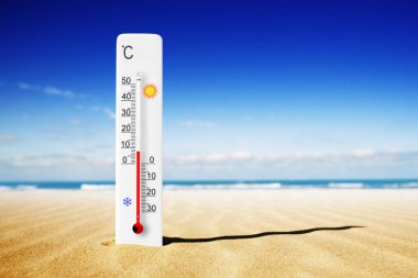 Sıcak yaz günü. Kumda Celsius termometresi var. Çevre sıcaklığı artı 8 derece 