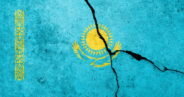 Beton duvarda Amerika Birleşik Devletleri, Çin ve Rusya bayrakları