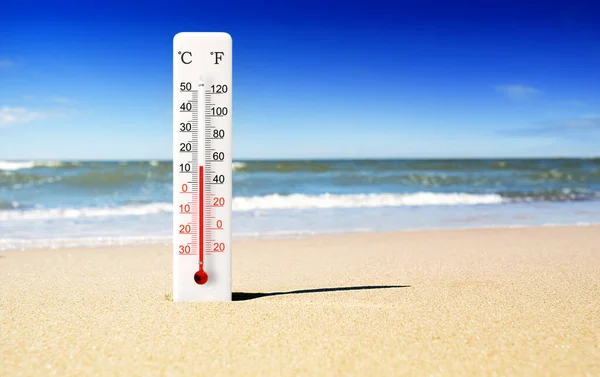 Dia Quente Verão Termômetro Escala Celsius Fahrenheit Areia Temperatura Ambiente — Fotografia de Stock