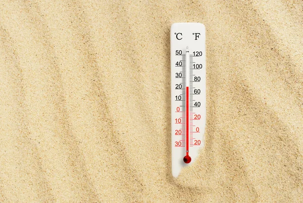 Día Caluroso Verano Termómetro Escala Celsius Fahrenheit Arena Temperatura Ambiente — Foto de Stock