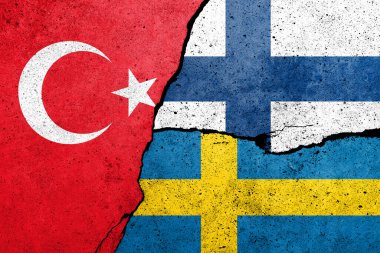 Beton duvara Türk, Finlandiya ve İsveç bayrakları boyanmış
