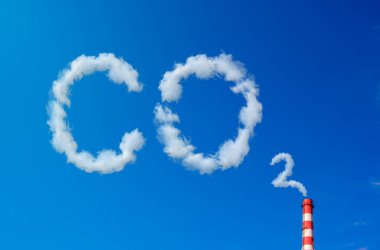 Fabrika bacasından çıkan dumanla hava kirliliği. Ekolojik sorunlar. CO2 ve sera gazı emisyonları