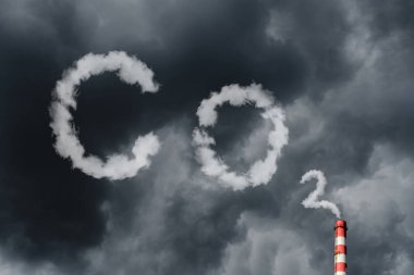 Fabrika bacasından çıkan dumanla hava kirliliği. Ekolojik sorunlar. CO2 ve sera gazı emisyonları