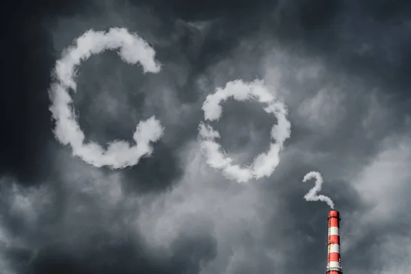 Poluição Por Fumaça Saindo Chaminé Fábrica Problemas Ecológicos Emissões Co2 — Fotografia de Stock