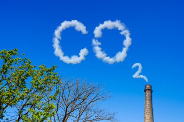 Fabrika bacasından çıkan dumanla hava kirliliği. Ekolojik sorunlar. CO2 ve sera gazı emisyonları